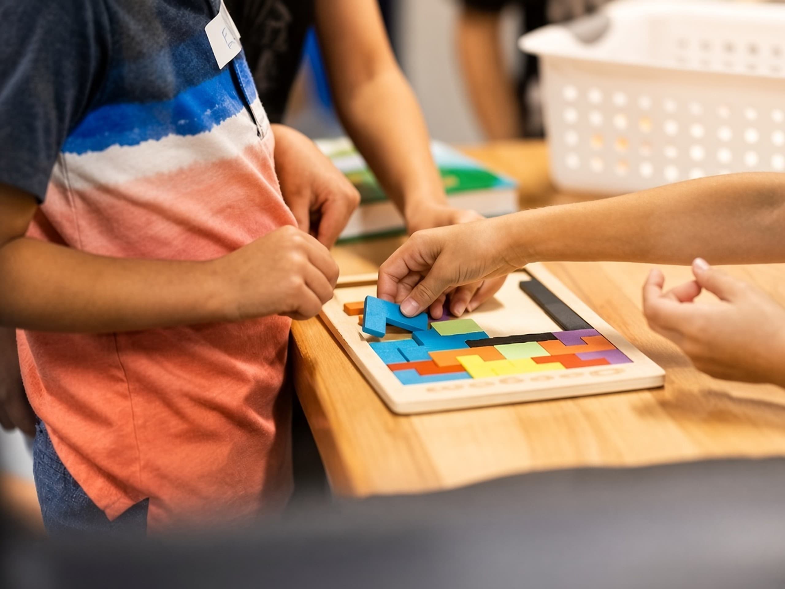 Kinder spielen gemeinsam mit bunten Bausteinen an einem Tisch